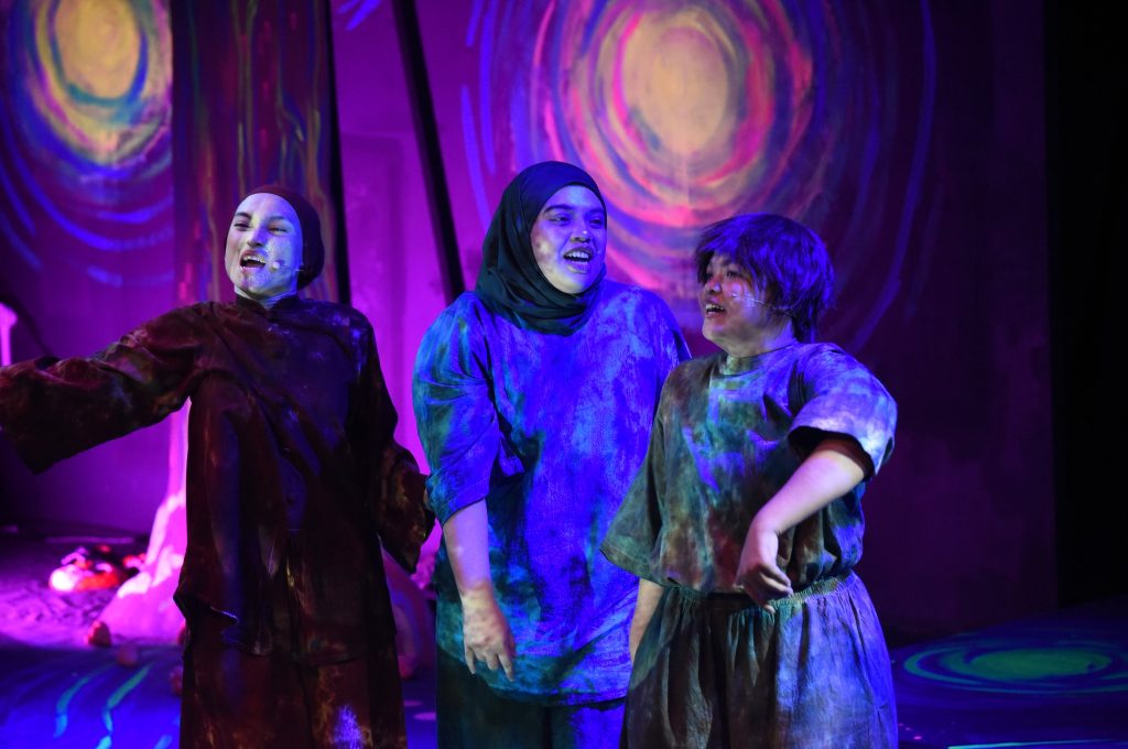 13. Teater 3 Dara Terbang Ke Bulan